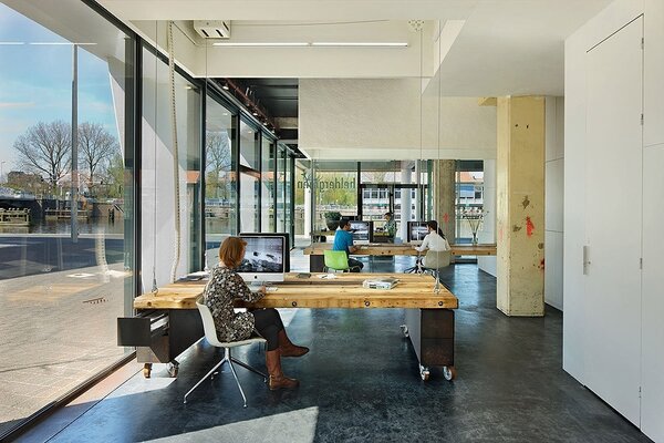Heldergroen的辦公桌有鋼索固定，每到晚上6點，準時讓桌子升到天花板。（翻攝自officesnapshots）