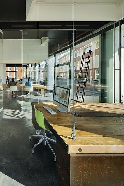 Heldergroen的辦公桌有鋼索固定，每到晚上6點，準時讓桌子升到天花板。（翻攝自officesnapshots）
