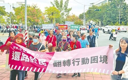 
雲林縣斗六市長林聖爵18日與上百名支持民生南路新建人行道的市民，以遊街方式前往縣議會陳情。（張朝欣攝）
