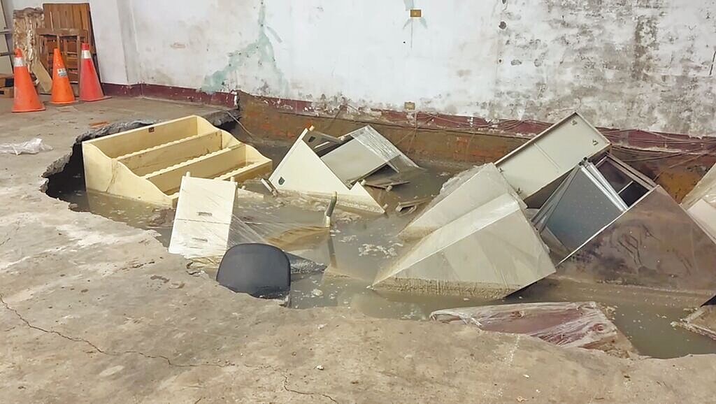 基隆市中山一路14日發生工地施工造成鄰損，基隆市議員施偉政呼籲市府應要求建商設立鄰損基金，並修正鄰損爭議相關法令。基隆市長謝國樑表示，會要求市府都發處研擬改善相關制度。圖／基隆市議員施偉政提供