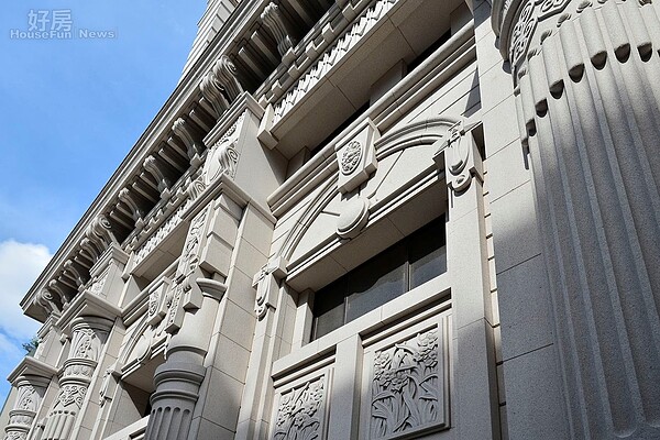 圓形拱門與花崗石材建築出巴洛克風格外觀,懷舊中帶著霸氣。(好房網News記者 陳韋帆/攝影)