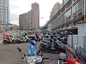 轉乘需求大　汐科、浮洲站「停車像抽獎」