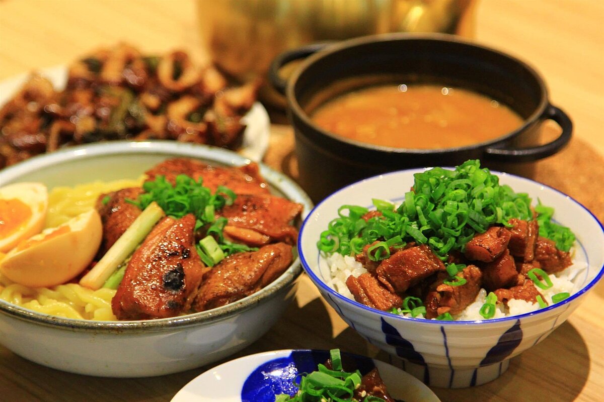 「Nani麵」提供多款沾麵與拉麵，並不定期推出期間限定產品。圖／擷取自Nani麺粉絲頁