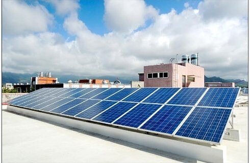 基隆市工務處表示,家⼾屋頂設置太陽光電加速計畫已獲經濟部核定補助,獎勵,受理申請時間至今年底,或獎勵費用358萬5600元用完為止。圖/基市府工務處提供