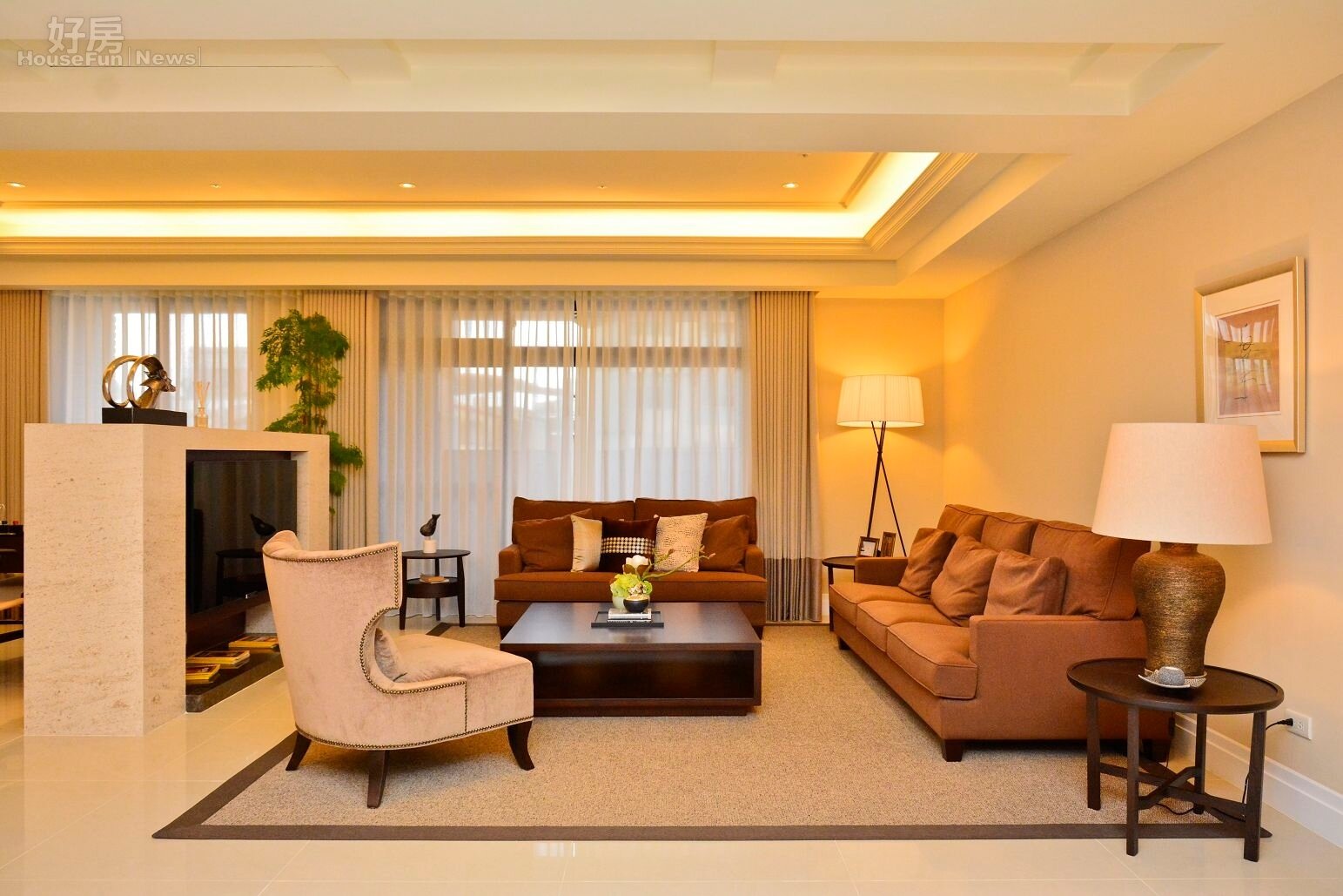 客廳區域採簡潔風格,讓空間不壅塞,除燈具、桌椅、電視無其他物品擺設。(家具擺飾部分供好房網粉絲參考,非建商販售之配件)(好房網News記者 陳韋帆/攝影)