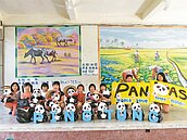 貓熊來西勢　學童幫忙別上客家花