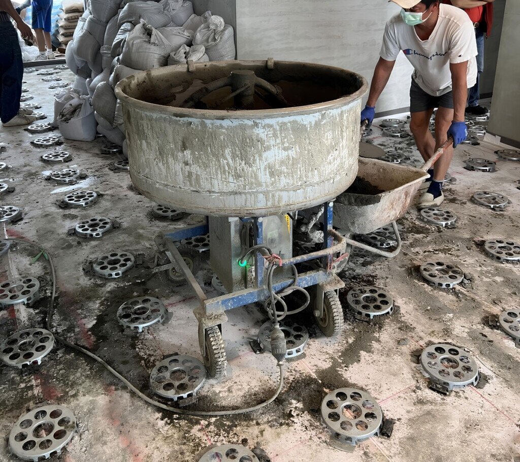 濕式隔音工法搭配物理固定支撐，可抑制裂縫及強化張力，有效延長其隔音穩定性。圖／英宏德企業