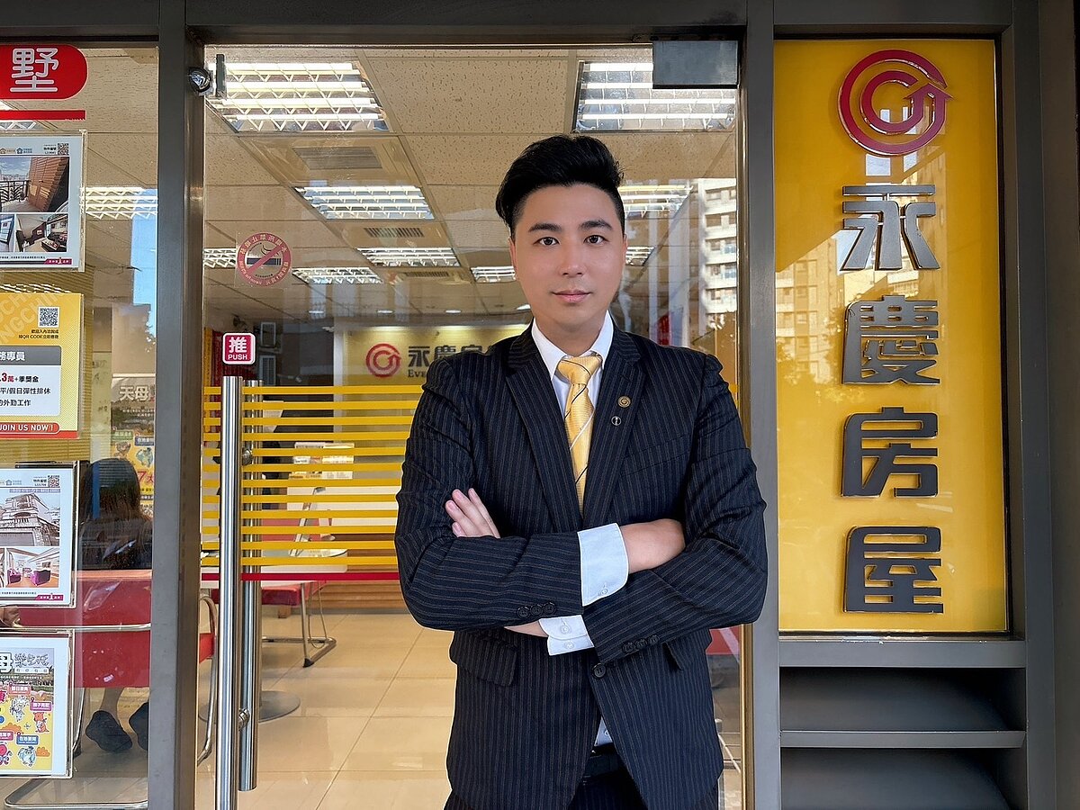 永慶房屋陳翊昇店長服誠實又貼心，讓客戶特地上Google寫五星好評肯定！圖／永慶房產集團提供