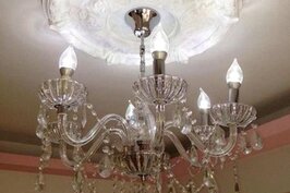 客廳水晶燈、搭配羅馬風格發泡燈座為小小瑜在特力屋購入，整組只花了五千塊左右，相較於動輒三萬起跳的普遍水晶燈便宜許多。