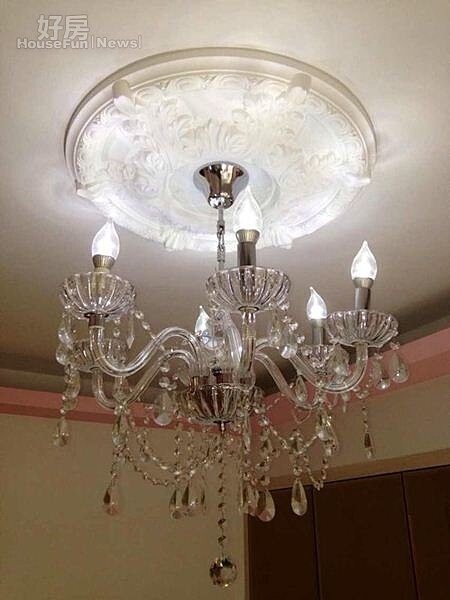 2.客廳水晶燈、搭配羅馬風格發泡燈座為小小瑜在特力屋購入,整組只花了五千塊左右,相較於動輒三萬起跳的普遍水晶燈便宜許多。