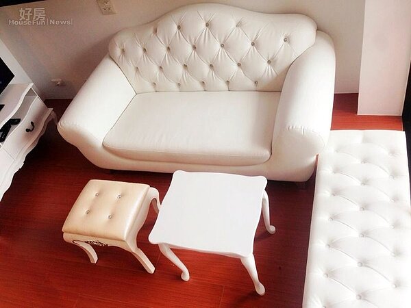 3.客廳裡沙發與小桌子皆為小小瑜從網路上直接找到工廠源頭購入,相較於一般傢俱行必須請師傅特殊訂作省錢不少。