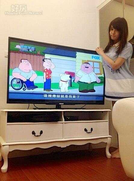 4.純白夢幻、帶點羅馬風格的電視櫃,同樣為小小瑜在網路上挖到的寶,至於50吋電視,小小瑜表示大螢幕能讓她看更清楚韓國演員的妝髮技巧。