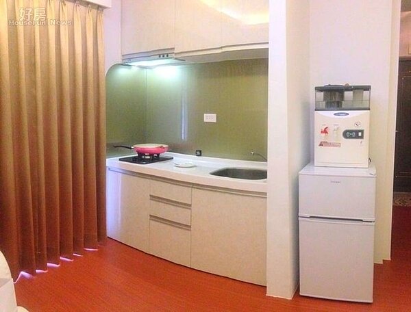 6.15坪空間採小套房格局,像是簡單的廚具設備也應有盡有,此外空間整體採光度也很不錯。