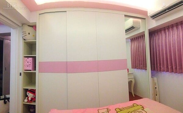 7.臥房雖然只有1.5坪空間,但還是可塞入整組大型衣櫃,採左右滑軌設計也較不占空間,最右門還做了一整面落地鏡。