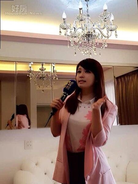 1.客廳沙發上方一整面鏡櫃採大膽騰空設計,不僅收納效果佳同時也兼具視覺上延伸效果。