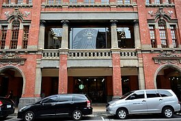 葉金塗古宅古宅改造成星巴克，二樓大片落地窗隱約可看到星巴克的LOGO卻未破壞整體古早味。