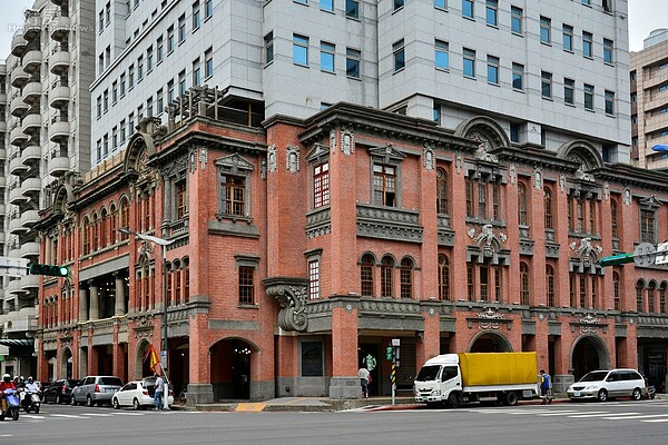 葉金塗古宅位於重慶北路與寶安路交叉口,星巴克改造後進駐營業。(好房網News記者 陳韋帆/攝影)