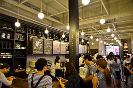 屋主也沒想到原本沒落的大稻埕，經過都更改建十年後，竟然隨著文化創意產業移入、西區觀光帶動復甦，古厝也能租給咖啡店坐收租金。