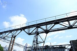 鋼架在北廣場的藍天下聳立著，熱鬧廠區中只剩下孤零。