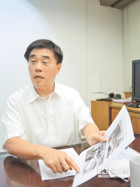 台北市長郝龍斌出示警局報告，指外傳「員警出入開名車」、「員警妻子拿名牌包」等傳聞都不實。（張潼攝） 