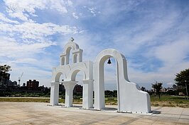 地中海拱門造型，在藍天下十分有Fu。