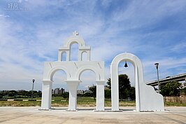 地中海拱門造型，在藍天下十分有Fu。