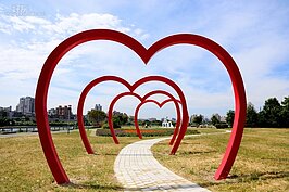 四個連續的愛心拱門造景。