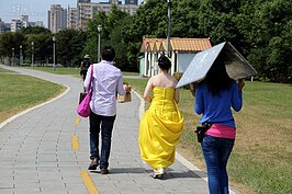 雖然氣溫超過35度，但是好天氣不等人，不時可看到新人來此拍攝婚紗。