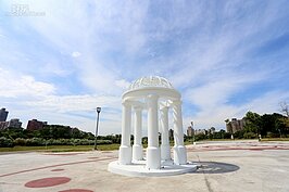 希臘拱門造景佔地面積最大，十分適合毛小孩在此奔跑嬉戲。