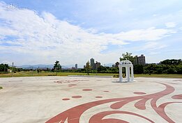 希臘拱門造景佔地面積最大，十分適合毛小孩在此奔跑嬉戲。