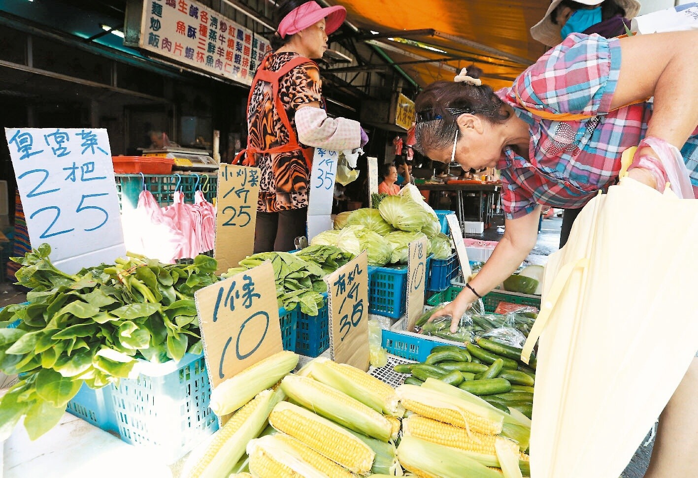 今年第16號颱風「鳳凰」朝台灣進逼，不少家庭主婦上午前往傳統市場採購容易受颱風影響漲價的葉菜類。 記者王騰毅／攝影