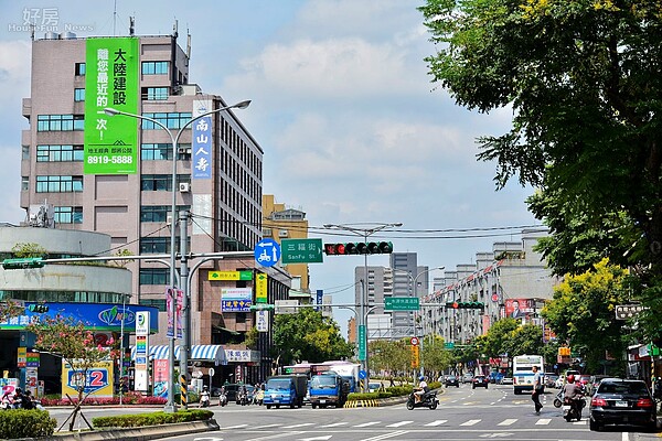 華固新天地旁的羅斯福路街景。(好房網News記者 陳韋帆/攝影)