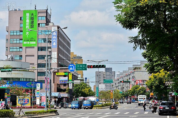 華固新天地旁的羅斯福路街景。（好房網News記者 陳韋帆／攝影）