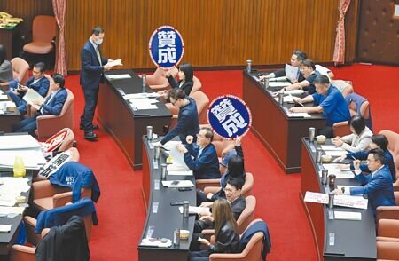 在藍白聯手表決優勢下,立法院14日院會三讀通過《環評法》、《發展觀光條例》、《地質法》修正草案。(姚志平攝)