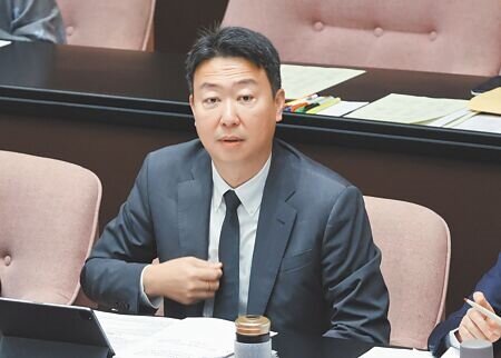 
交通部長陳世凱出招吸引國際客，明年擬與演唱會合作，保留部分票券給旅行社攬客來台，引起歌迷不滿。（姚志平攝）
