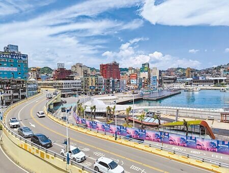 基隆市東岸高架橋連結中山高速公路與基隆港東岸,是基隆市的交通要道,但因為橋齡老舊、遮蔽市區天際線,議員要求市府進行長期規畫將其拆除,打開市區天際線。(張志康攝)