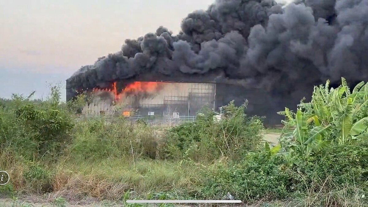 台南安定工廠昨（14日）傍晚起火，濃煙火舌衝天，臭味飄散至高雄。圖／讀者提供