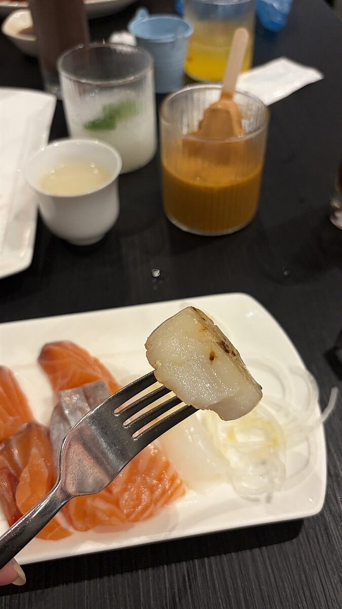 五星飯店自助餐區的干貝真假,引爆網友話題。圖/摘自threads