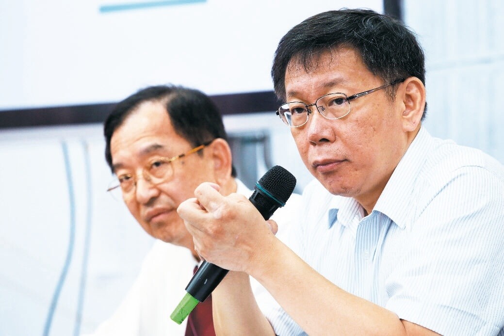 市長參選人柯文哲(右)昨舉行記者會,針對北市的觀光產業發展提出政策。 記者徐兆玄/攝影