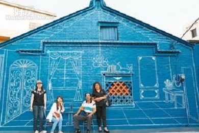 福寶村民共創藍晒圖、真皮3D樹屋，在牆上畫上探險活寶卡通人物，遊客搶拍照。（記者郭宣彣／攝影）
