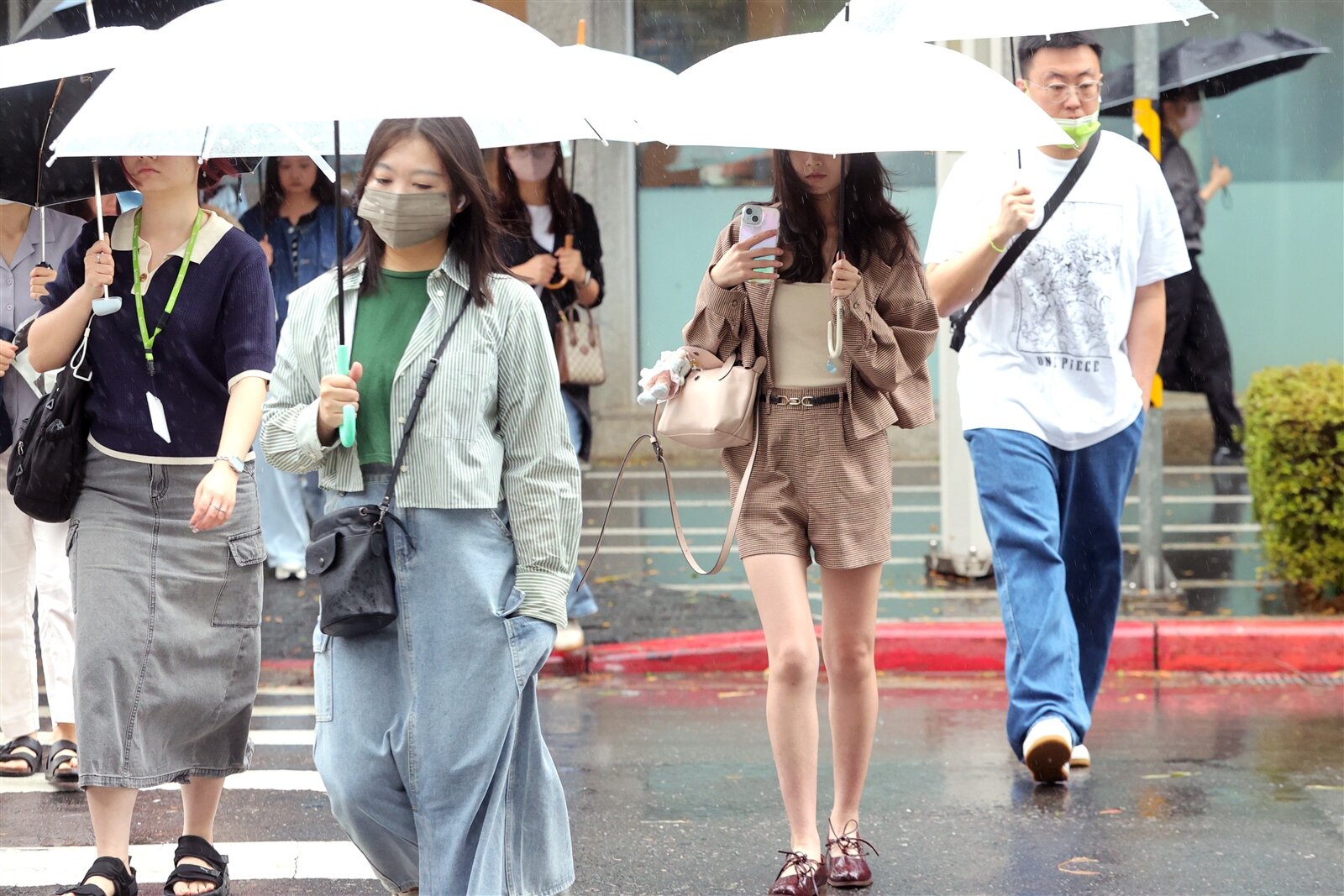 吳德榮說,明起入秋以來最強冷空氣南下,迎風面北部、東北部及東部轉有雨,氣溫逐漸下降,有局部較大雨勢。本報資料照片