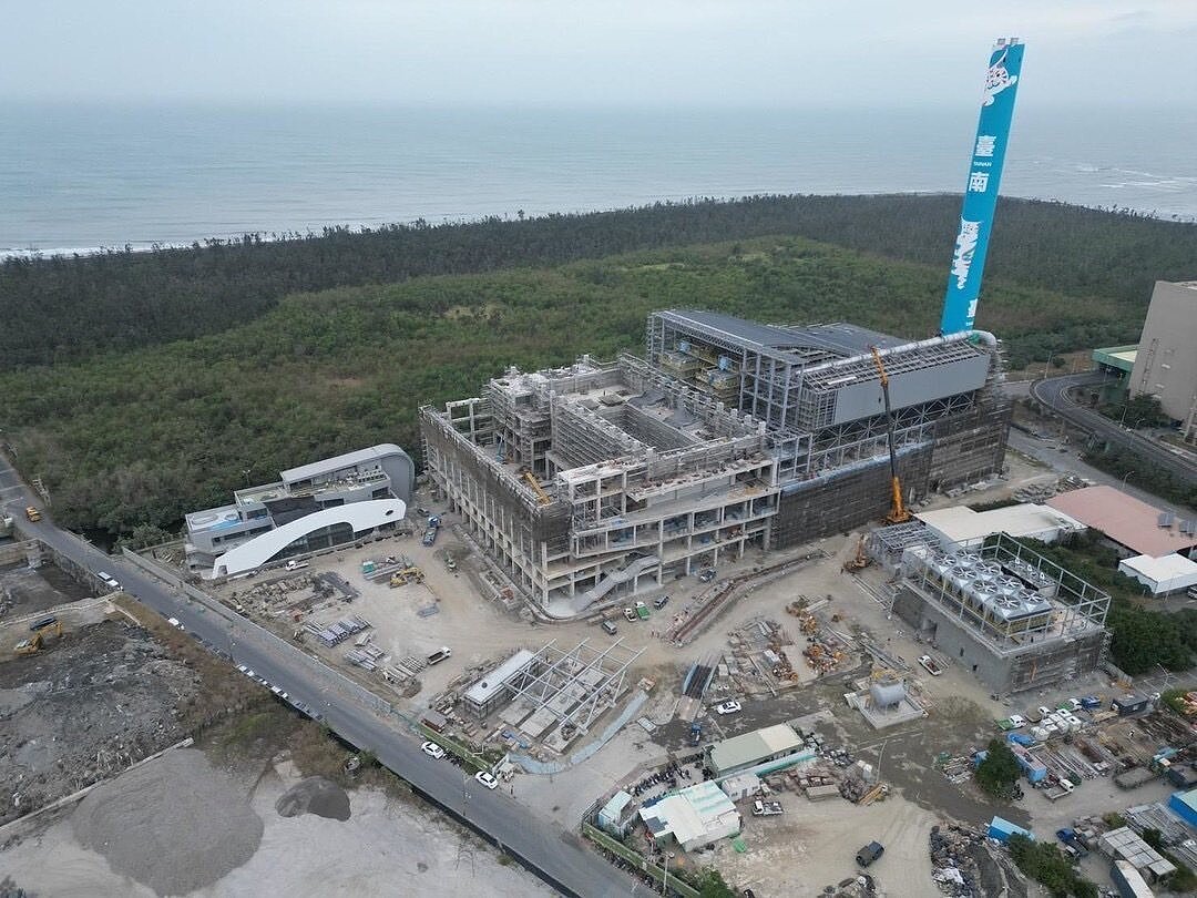 台南市城西焚化爐更新爐預計明年初啟用，舊爐也將延役協助去化暫存的垃圾。圖／台南市環保局提供