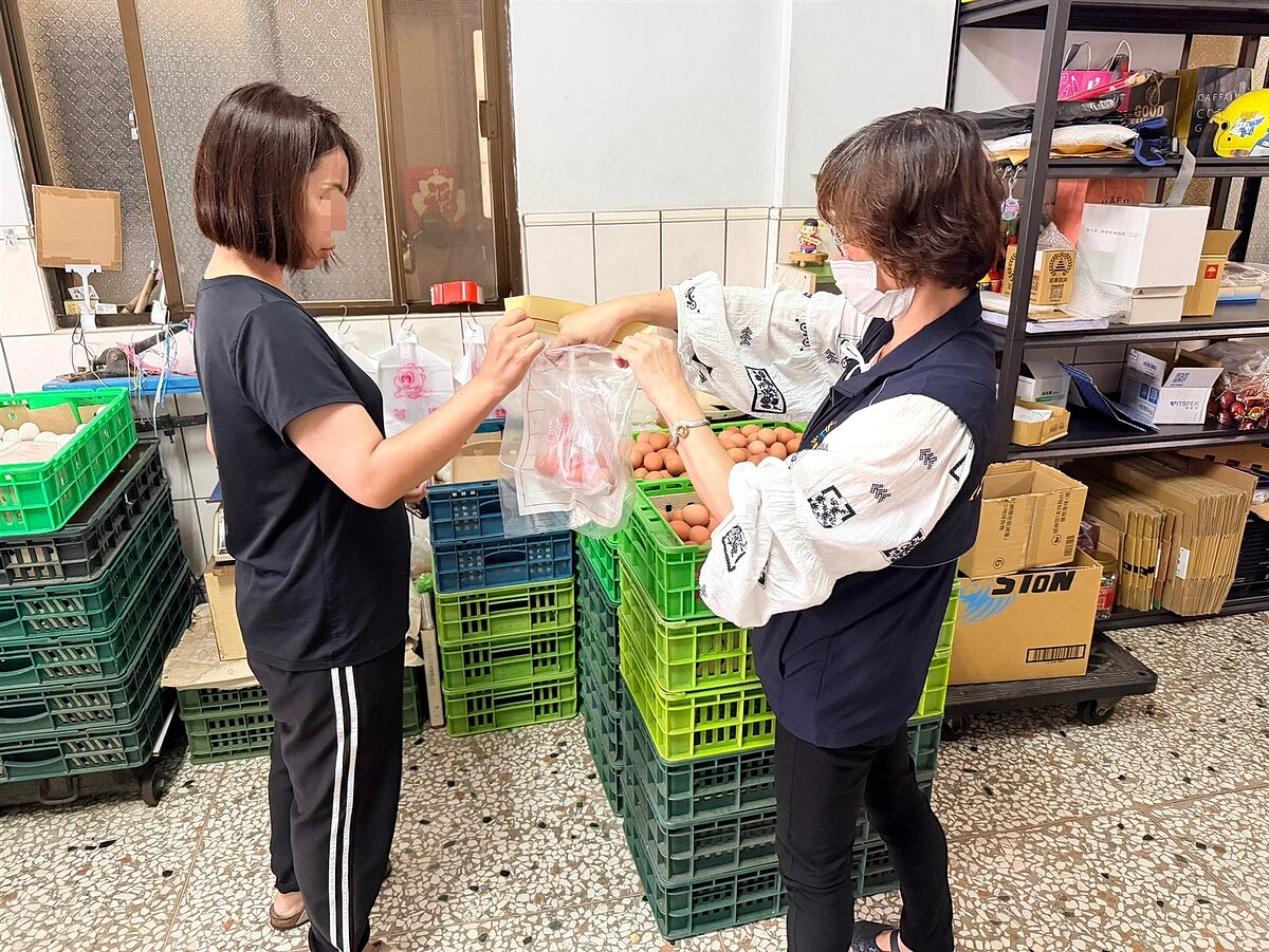 台中市食安處到龍忠蛋行稽查。圖/台中市食安處提供