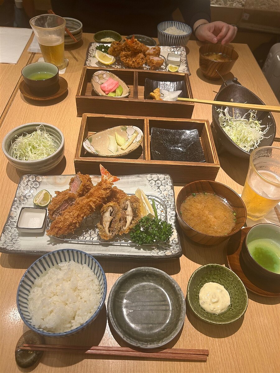 不少民眾到日本會吃炸豬排套餐,份量十足,多數民眾還是一人點一份餐。圖/聯合報記者陳智華攝影