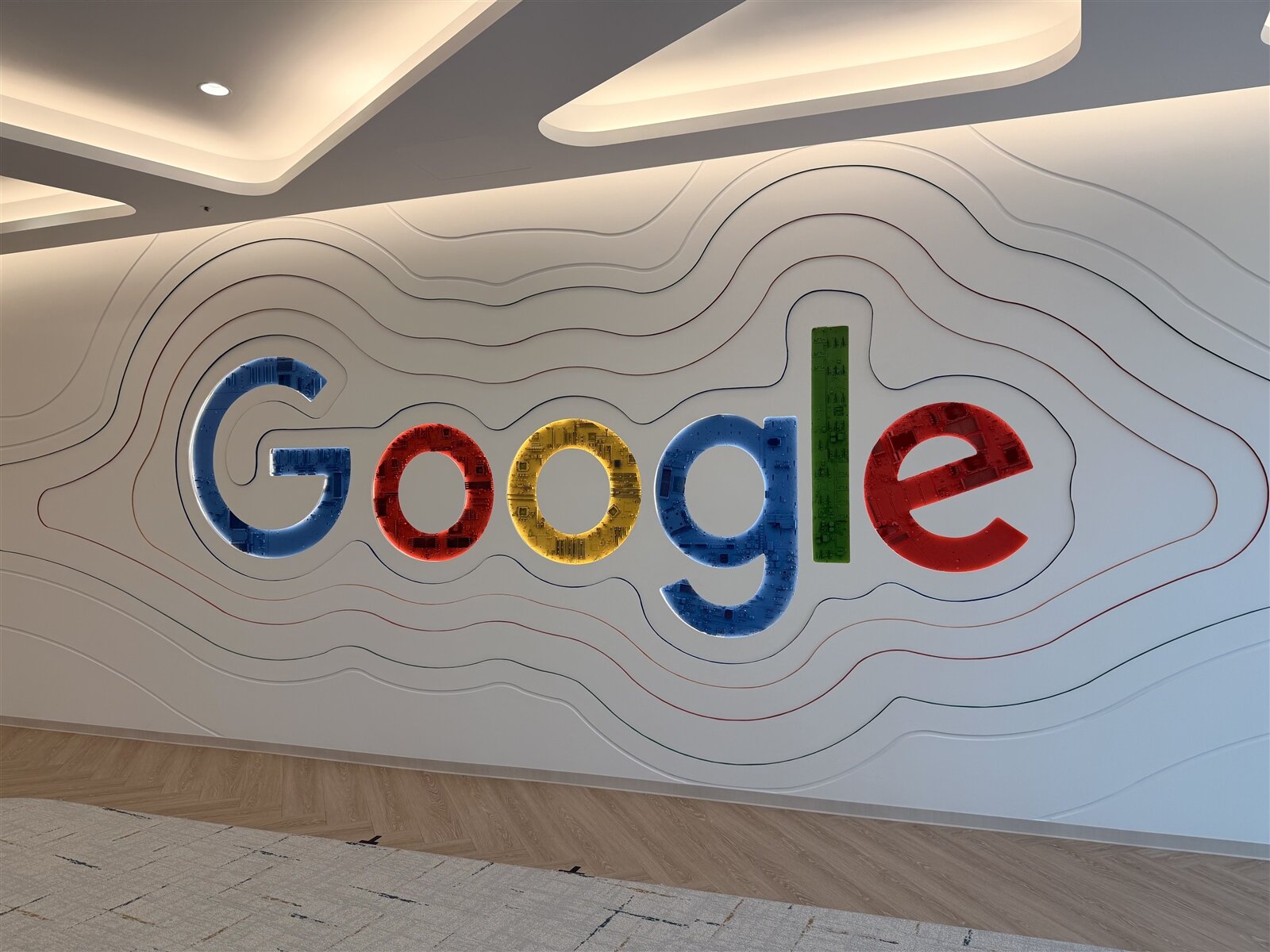 接待空間牆面的Google Logo內部是由Google資料中心退役的伺服器主機板零件拼接而成。記者黃筱晴/攝影