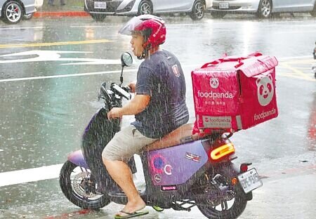 外送專法草案出爐,明確規定當地方政府宣布停止上班時,外送平台就應停止營業,若違反最重可處10萬至50萬元。示意圖。(本報資料照片)