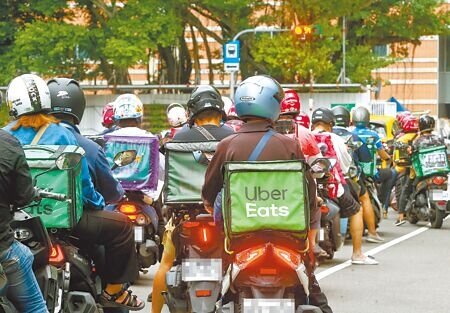 
勞動部終於預告《外送員權益保障及外送平臺管理法》草案，規定外送員接平台訂單至完成期間，不得低於最低工資1.25倍。示意圖。（本報資料照片）
