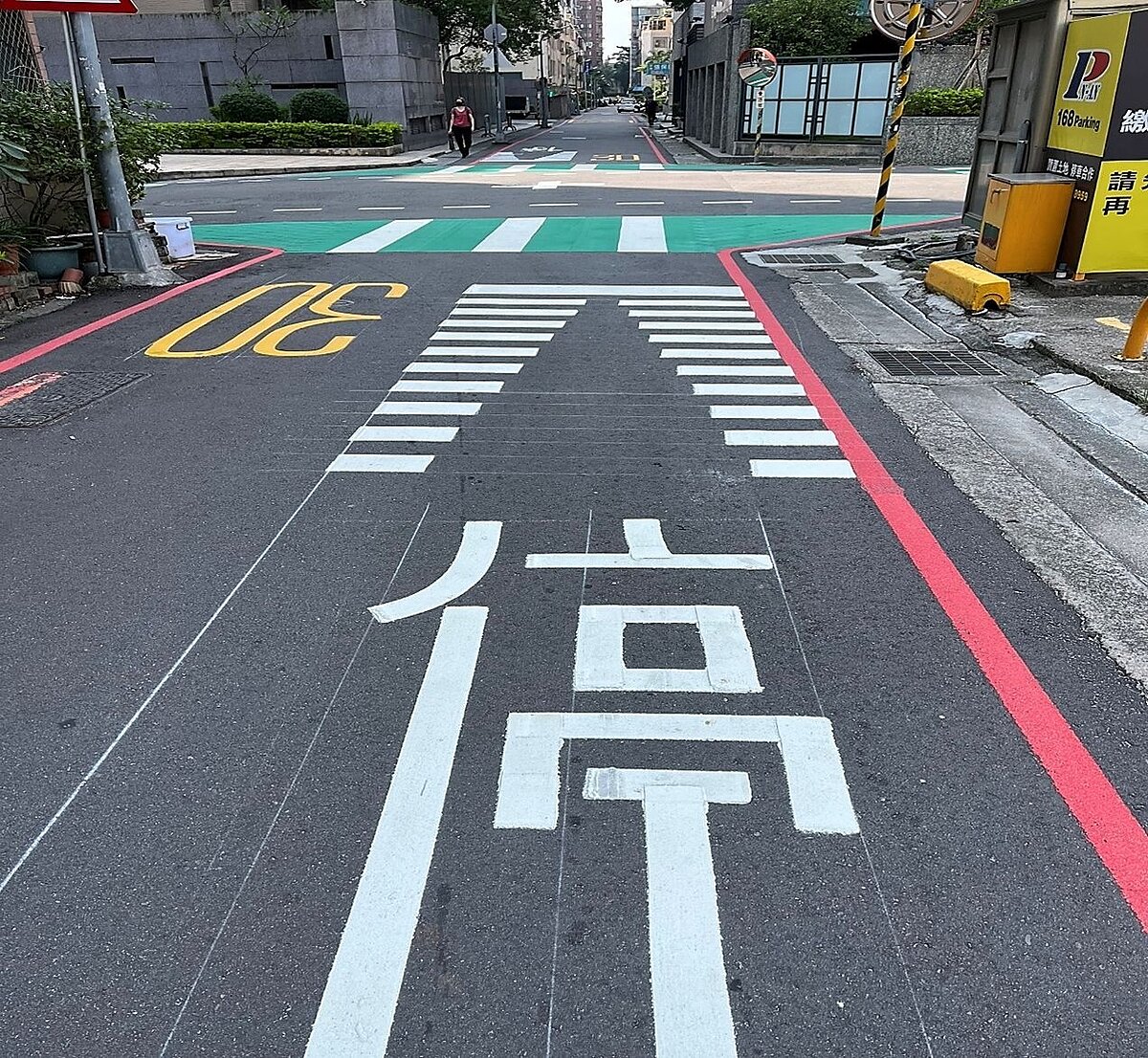 中市創新標線設計，利用「楔型標線」提醒駕駛於巷口減速慢行提升安全。圖／台中市政府提供