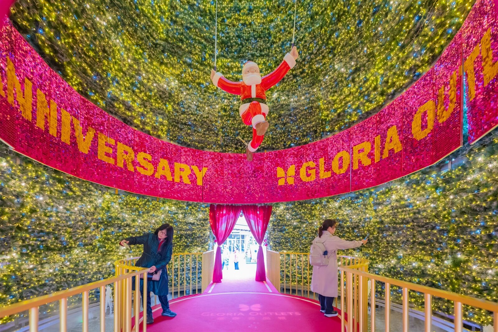 華泰名品城聖誕村活動融合購物、餐飲、娛樂與沉浸式節慶體驗，打造桃園最大聖誕樹、節慶市集與多元活動。圖：市府提供