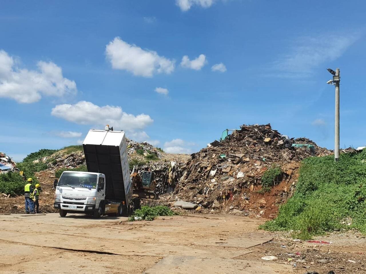 桃園市大安掩埋場垃圾曾占用軍方土地,臭味隨風飄散,也曾發生火警,桃市府決定斥資2.4億改建倉儲式再生廠。本報資料照片